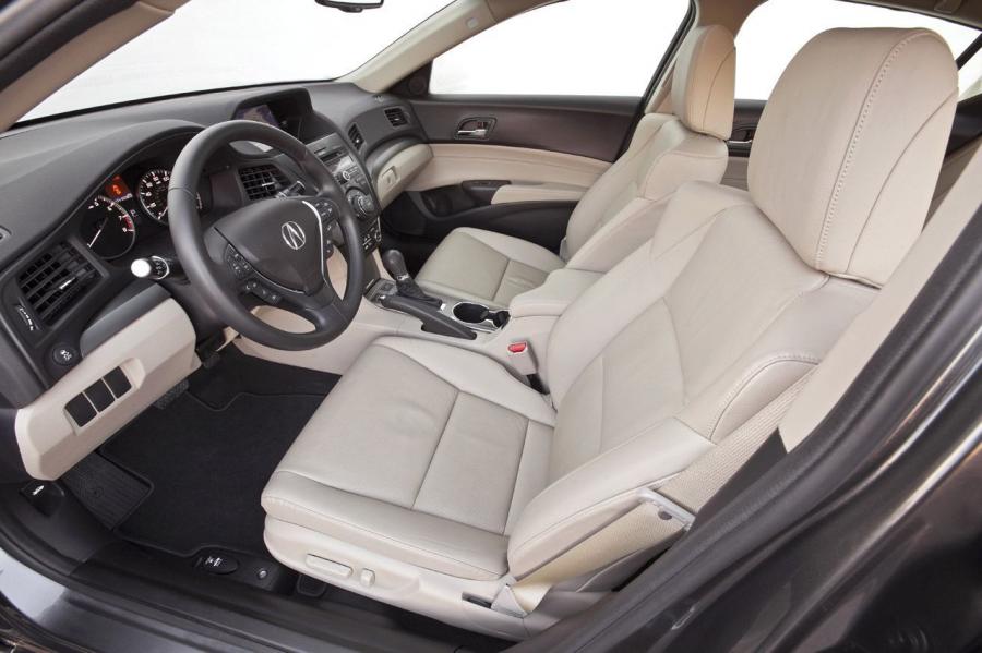 Интерьер Acura ILX 2.4L (DE) 2012 года  (фото 3 из 34)
